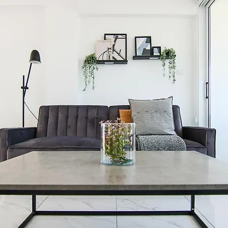 Phaedrus Living - Seaside Executive Flat Harbour 206 פאפוס