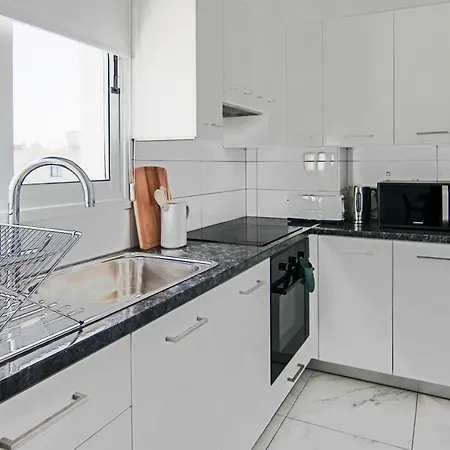 Phaedrus Living - Seaside Executive Flat Harbour 206 דירה פאפוס