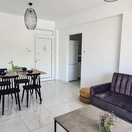 Phaedrus Living - Seaside Executive Flat Harbour 206 Πάφος