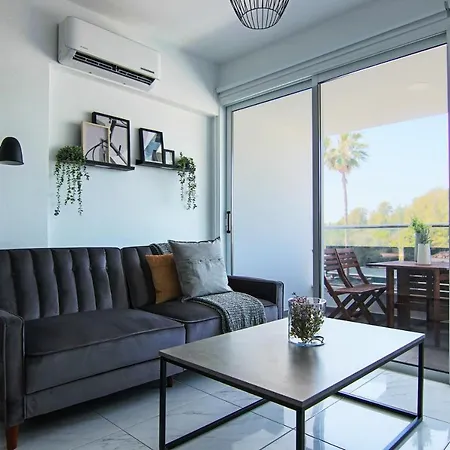 Phaedrus Living - Seaside Executive Flat Harbour 206 Apartment *