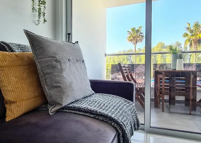 Phaedrus Living - Seaside Executive Flat Harbour 206